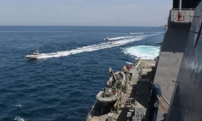 İran: Basra Körfezi’nde 900 ton kaçak akaryakıt taşıyan tankere el koyduk İran: Basra Körfezi’nde 900 ton kaçak akaryakıt taşıyan tankere el koyduk