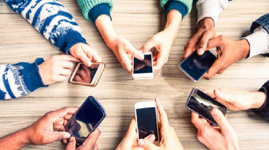UNESCO’dan çağrı: Akıllı telefonlar okullarda yasaklansın!
