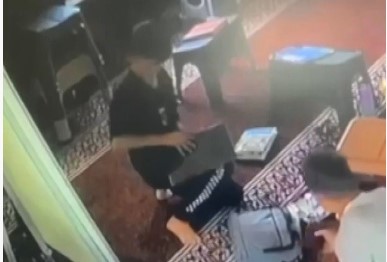 Bursa’da bir garip hırsızlık! Pantolonunun içine soktuğu laptopu alıp kaçtı