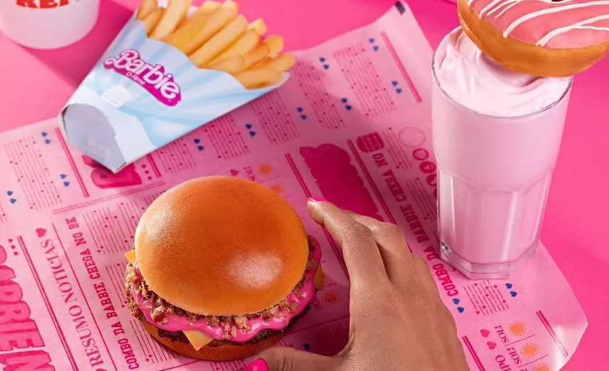 Burger King menüsüne pembe soslu hamburger ekledi!