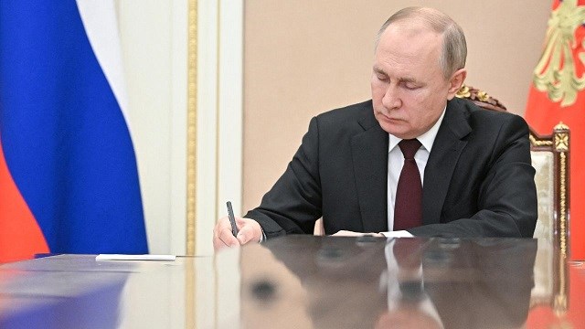 Putin imzaladı: İki şirketin hisselerine el konuldu!