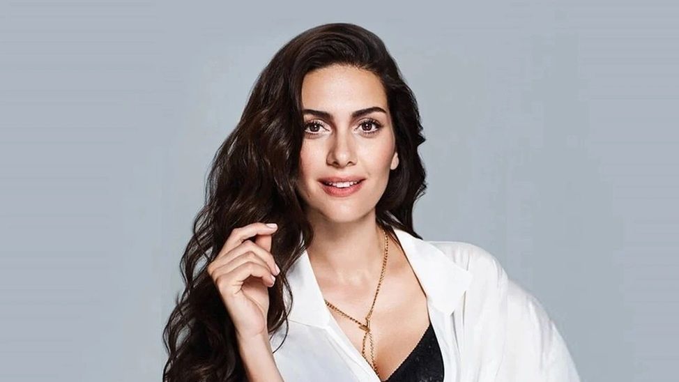 Bergüzar Korel bikinili pozuyla dikkat çekti