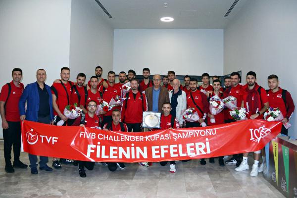 Filenin Efeleri, yurda döndü