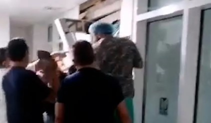 6 yaşındaki kız hastaneye sedyeyle nakledilirken asansörde ezildi