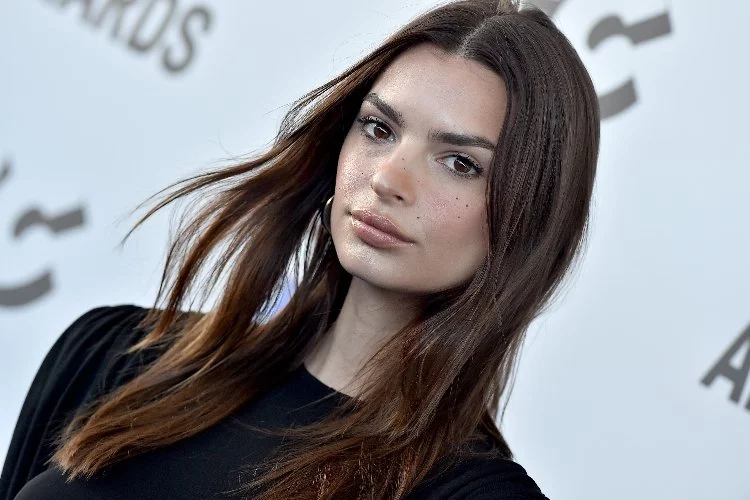 Emily Ratajkowski sokak tarzıyla dikkat çekti!