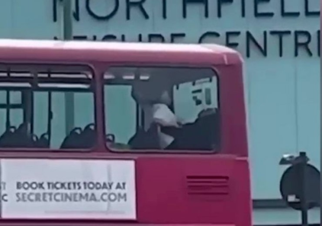 Otobüste cinsel ilişkiye girdiler
