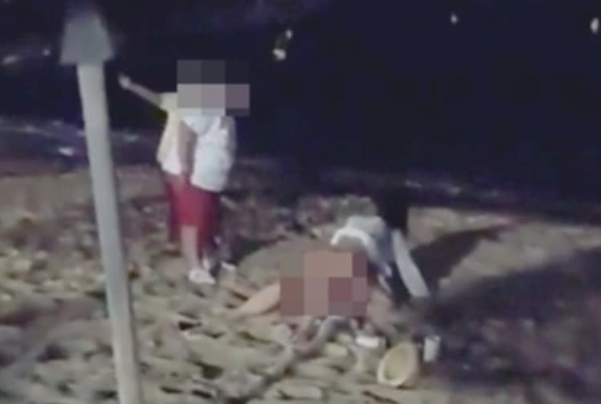 Yaşlı kadın plajda cinsel ilişkiye girenleri dövdü