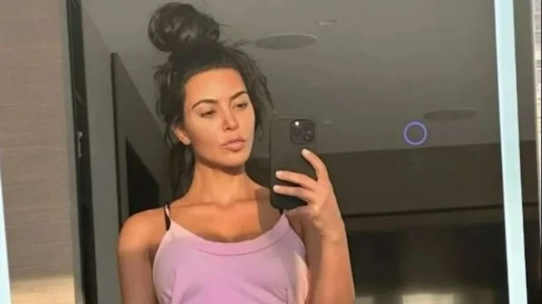 Kim Kardashian’ın selfie’sindeki gizemli kadın merak konusu oldu