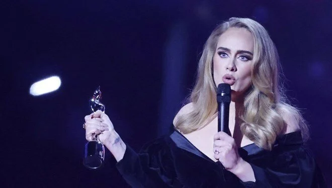 Adele’den hayranlarına çağrı