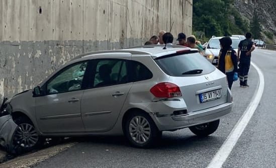Bursa’da otomobil, istinat duvarına çarptı; aynı aileden 3 yaralı