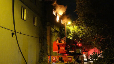 Bursa’da 3 katlı ahşap kapı fabrikasında yangın