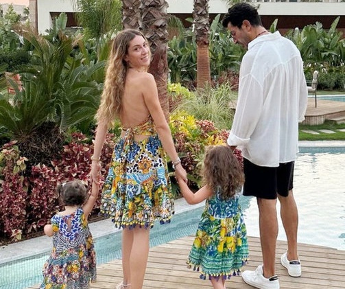 Sinem Kobal’dan aile pozu Sinem Kobal’dan aile pozu