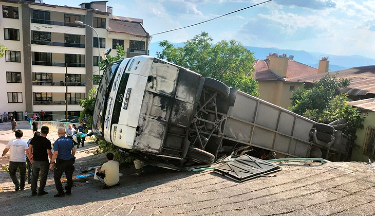 Tur otobüsü devrildi: 3’ü ağır 26 kişi yaralandı