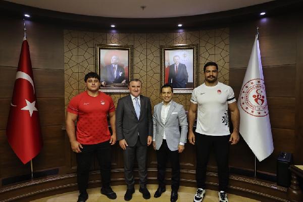 Bakan Bak, şampiyon güreşçileri kabul etti