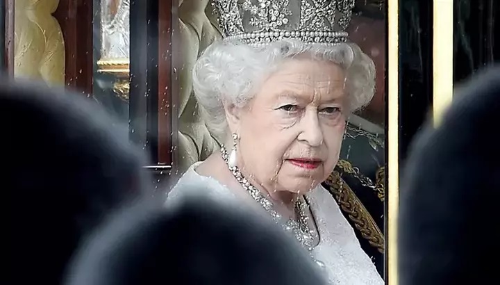 Kraliçe Elizabeth’in ölüm yıl dönümü töreninden men edildiler