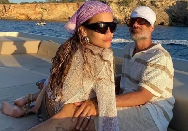 Rita Ora teknede kocasına poz verdi!