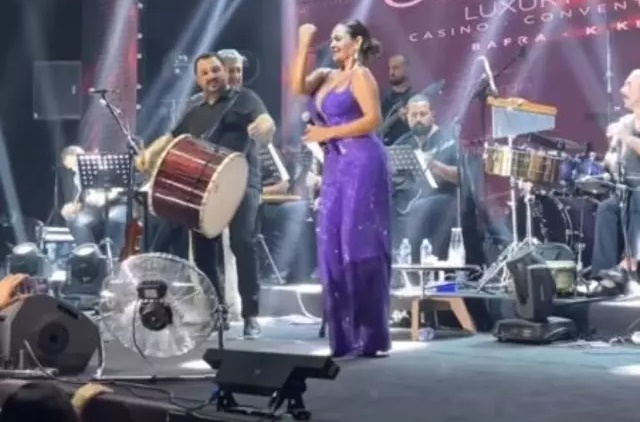 Hülya Avşar taşlarla kaplı tulumuyla sahnede!