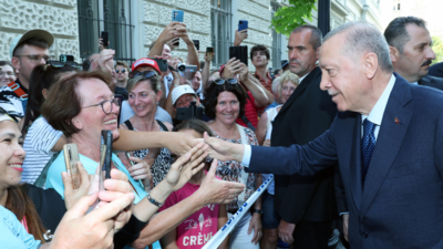 Macaristan’da Cumhurbaşkanı Erdoğan’a sevgi gösterisi