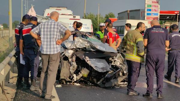 Bursa’da feci kaza: Otomobil kağıt gibi ezildi, ölü ve yaralılar var!