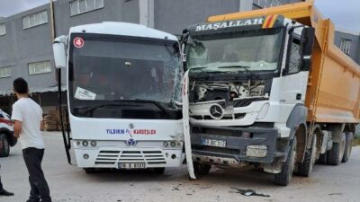 Bursa’da midibüs kamyonla çarpıştı