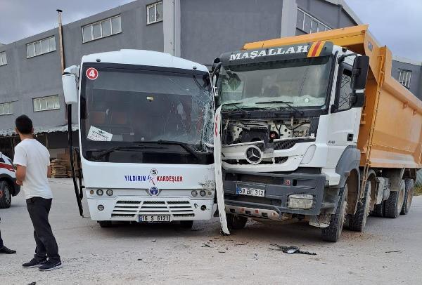 Bursa’da midibüs kamyonla çarpıştı