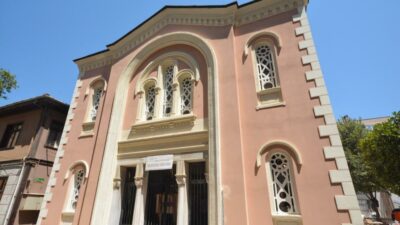 Gemlik’in sembollerinden Balıkpazarı Camii ibadete açıldı