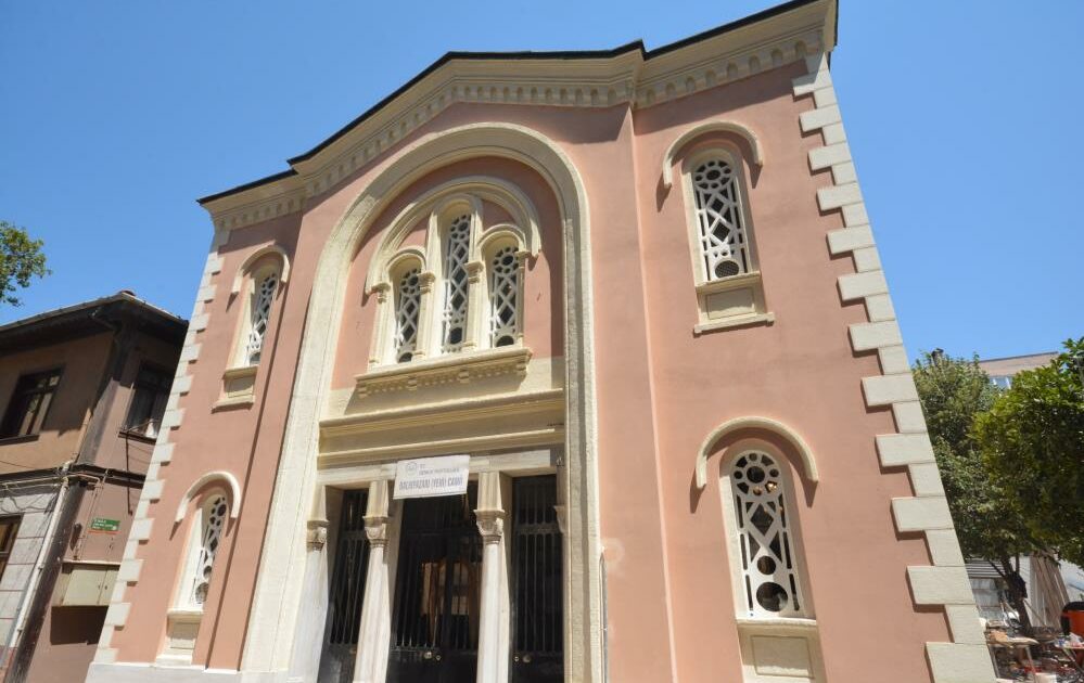 Gemlik’in sembollerinden Balıkpazarı Camii ibadete açıldı