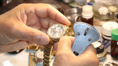 40 yıllık saat tamircisi 20 yıldır emanet bırakılan saatin sahibini bekliyor