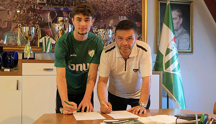 Bursaspor, Melih Sağlam’la profesyonel sözleşme imzaladı