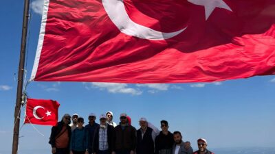 Türkülere konu olan Ilgaz Dağı’nın zirvesinde dev Türk bayrağı dalgalandırıldı