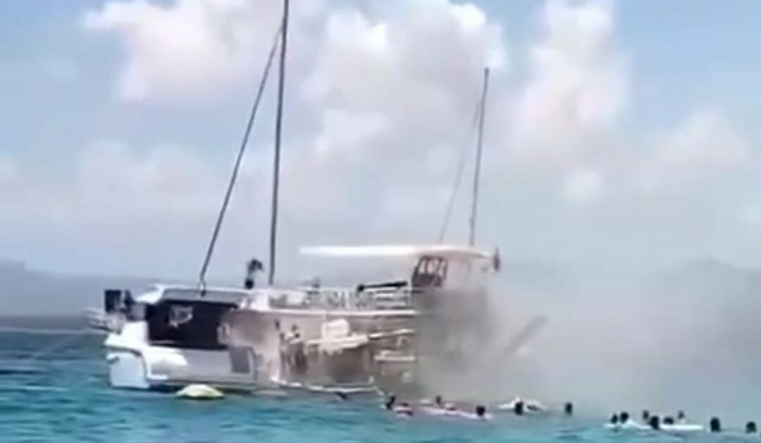 Tur teknesinde yangın: Yolcular denize atlayarak canını kurtardı