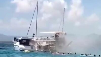 Tur teknesinde yangın: Yolcular denize atlayarak canını kurtardı