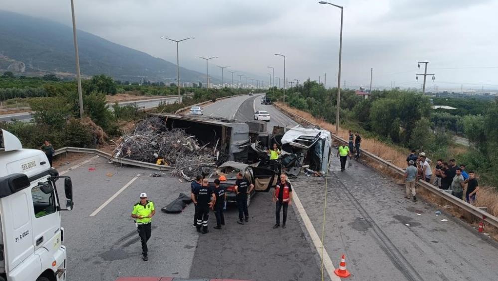 Hatay’da devrilen TIR, otomobile çarptı: 1 ölü, 2 yaralı