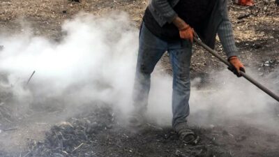 Mangal kömürü işçileri iki sıcak arasında alın teri döküyor