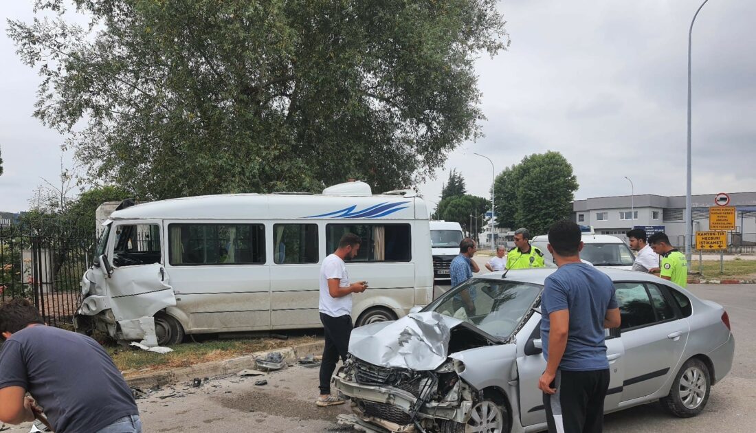 Bursa’da otomobil ile minibüs çarpıştı