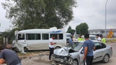 Bursa’da otomobil ile minibüs çarpıştı
