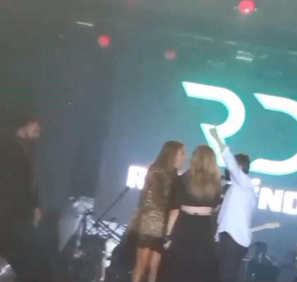 Resul Dindar ve Demet Akalın arasında konser sırasında gergin anlar! Resul Dindar ve Demet Akalın arasında konser sırasında gergin anlar!