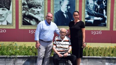 Benazus, koleksiyonundaki Atatürk fotoğraflarını görünce duygulandı