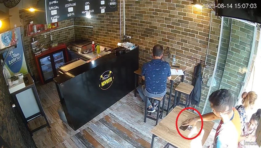 Bursa’da saniyeler içinde cep telefonu hırsızlığı Bursa’da saniyeler içinde cep telefonu hırsızlığı