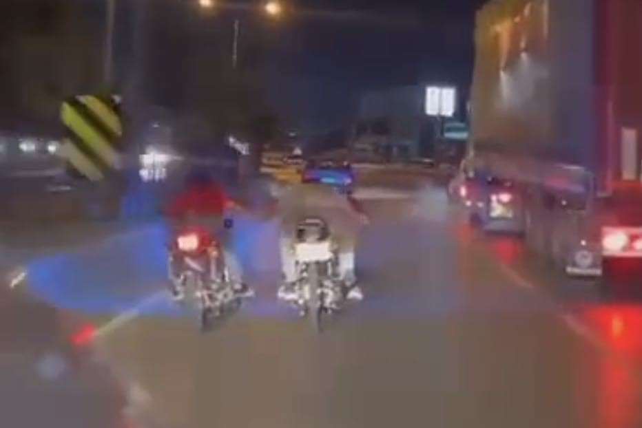 Bursa’da motosikletli gençlerin tehlikeli yolculuğu Bursa’da motosikletli gençlerin tehlikeli yolculuğu