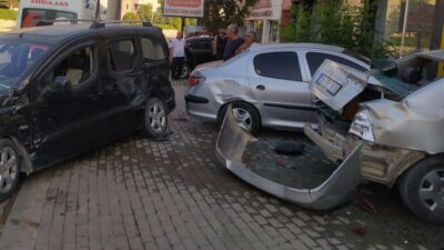 Bursa’da park halindeki üç araca çarpmıştı… Kaza güvenlik kamerasında!
