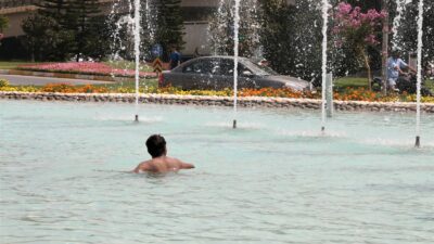 Antalya’da sıcak ve nemli havada bunalan çocuklar soluğu süs havuzunda aldı