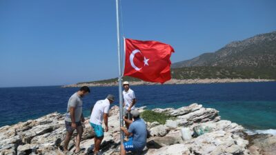 Bodrum’da ada ve koylar Türk bayrağı ile donatıldı