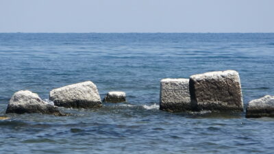 Van Gölü’nde sular çekildi, asırlık toplu mezar alanı ortaya çıktı