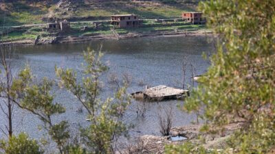Barajın su seviyesi düştü, tarihi köy evleri ortaya çıktı