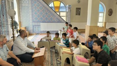Bursa’da Kur’an kursu öğrencilerine dondurma ikramı