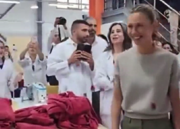 Esma Esad Suriye’deki bir fabrikayı ziyaret etti