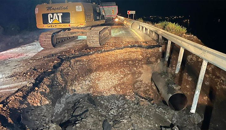 İçme suyu hattında patlama: Yol çöktü