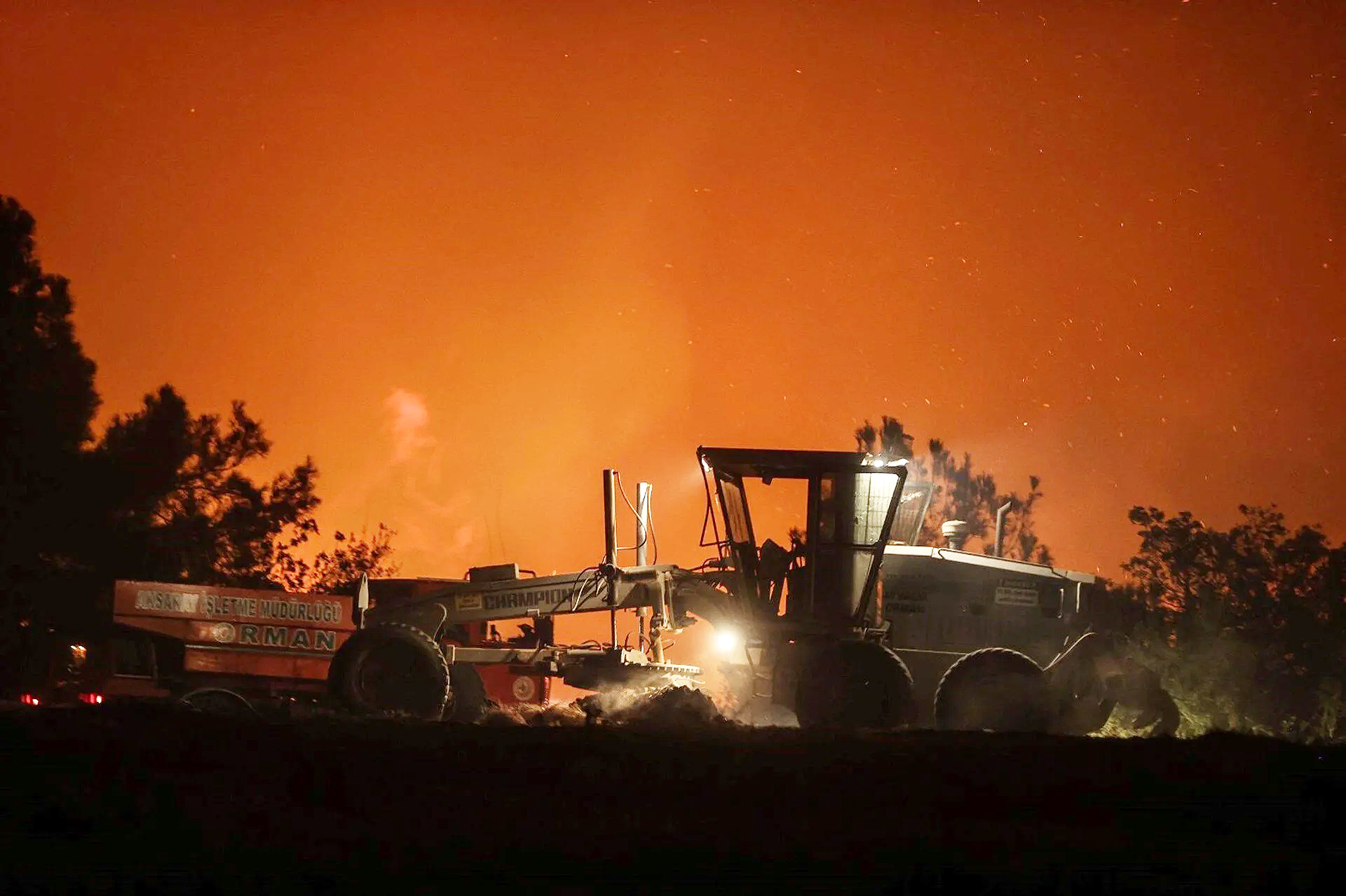 Çanakkale’de orman yangınıyla mücadele sürüyor