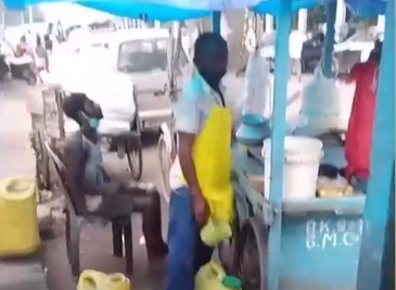 Sokak satıcısı müşterileri için kullandığı tasa tuvaletini yaptı